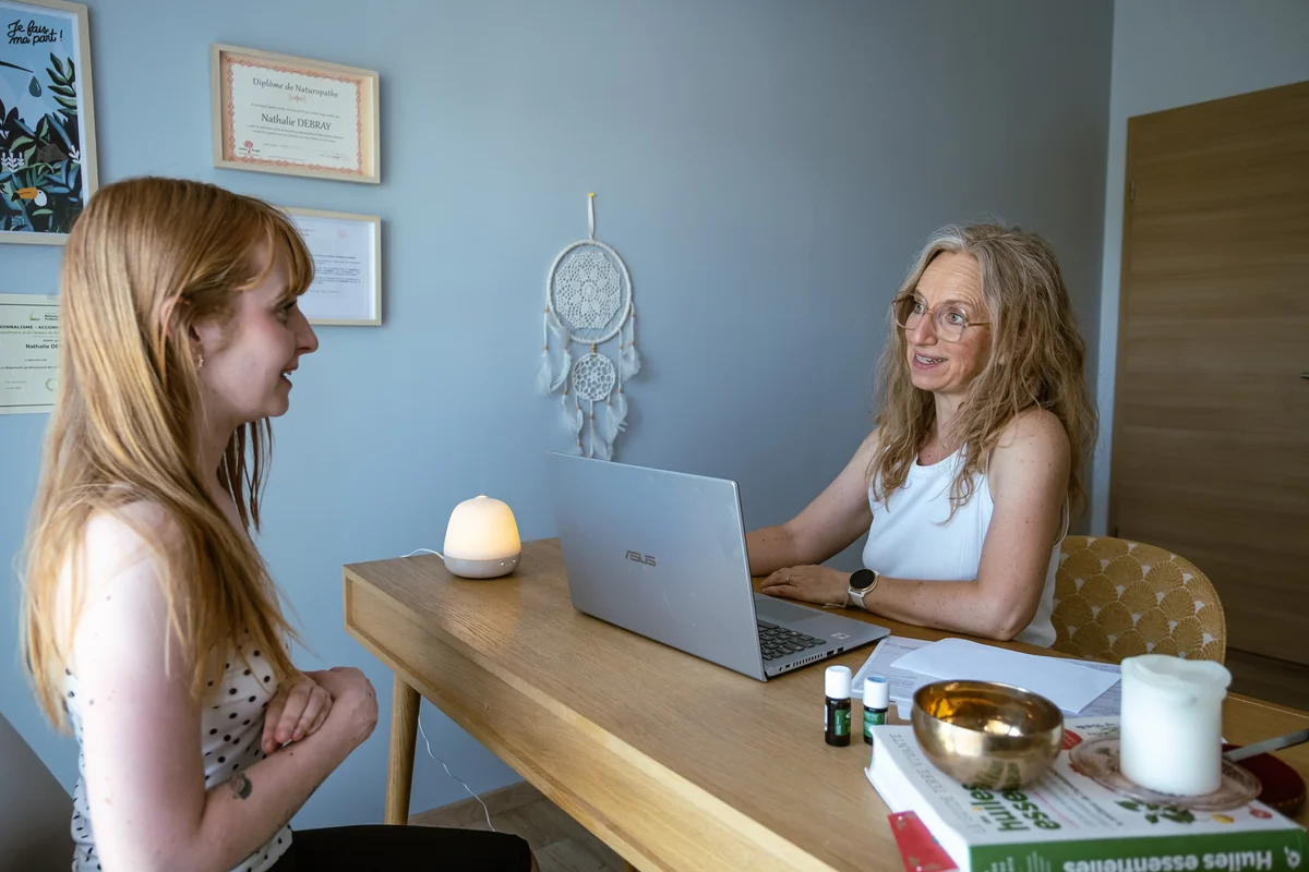 Nathalie Debray en consultation avec une cliente, cabinet de Saint-Hilaire-de-Brens